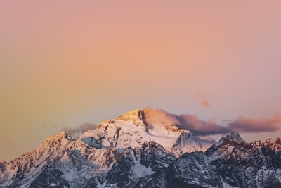 白昼蓝天雪山